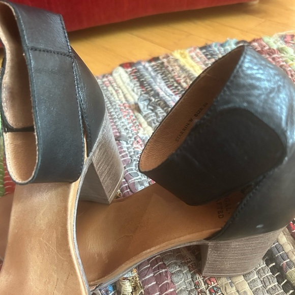 EOS Black and Tan Leather Sandals 39/8.5 - Picture 16 of 16